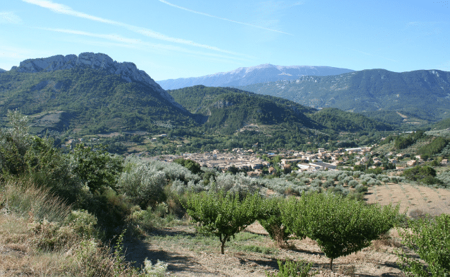 the-village-of-buis-les-baronnies-and-its-landscape